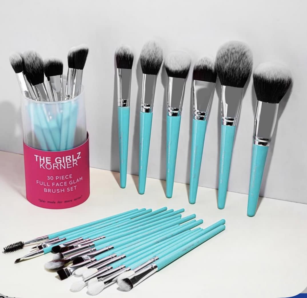 The Girlz corner brush set