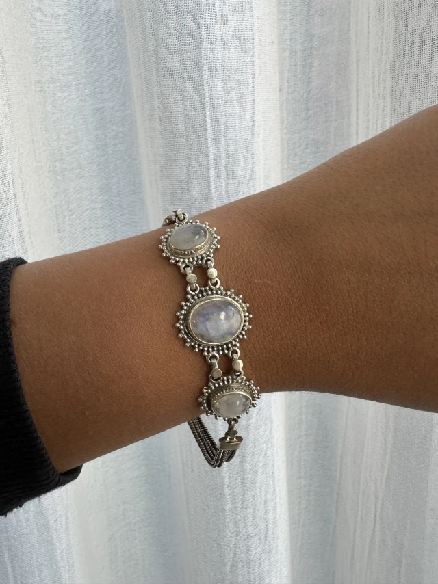 Pulsera de plata y piedra natural de la luna