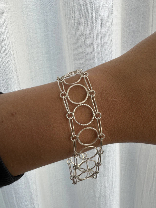 Pulsera de plata circular liviana