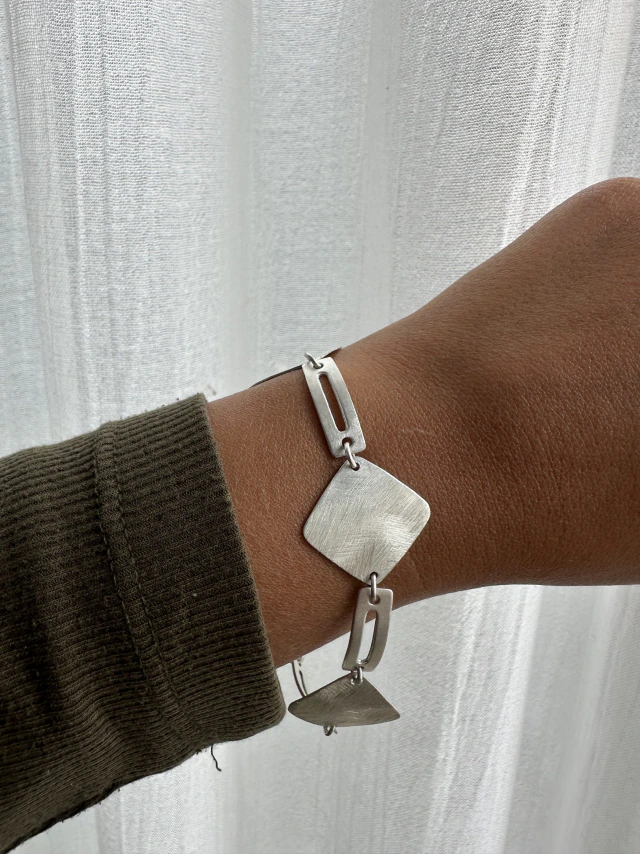 Pulsera de plata labrada cubos