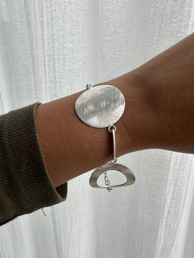 Pulsera de plata labrada círculos