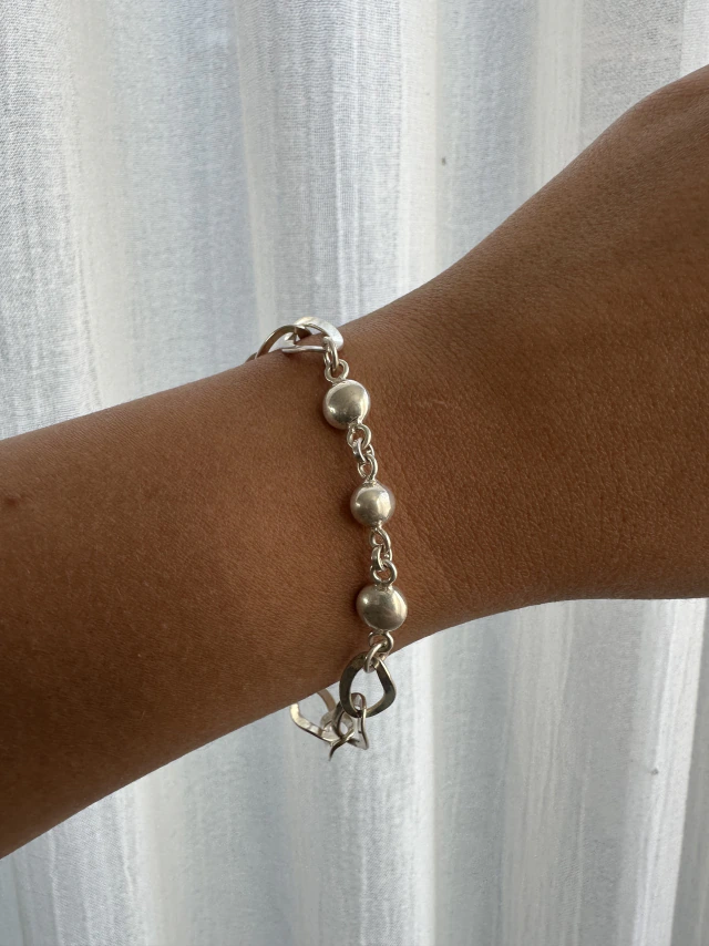Pulsera de plata y bolitas