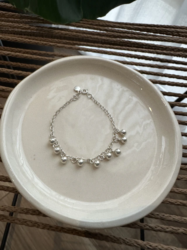 Pulsera bolitas colgantes