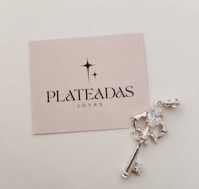Dije de plata piedra llave