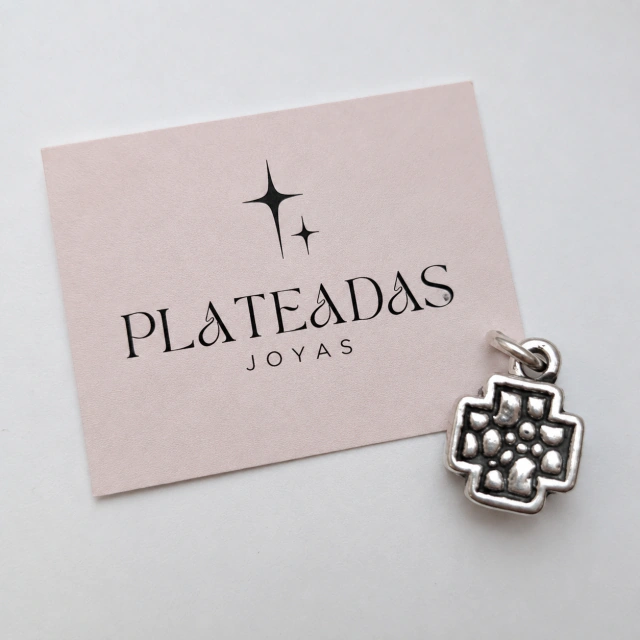 Dije de plata cruz del equilibrio