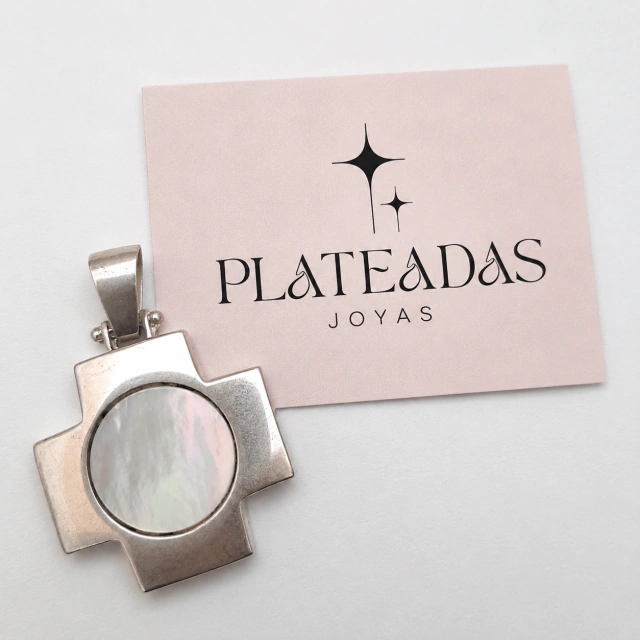 Dije de plata y nácar