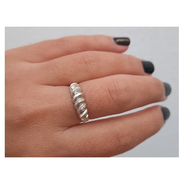 Anillo de plata sencillo textura