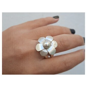 Anillo de plata flor textura