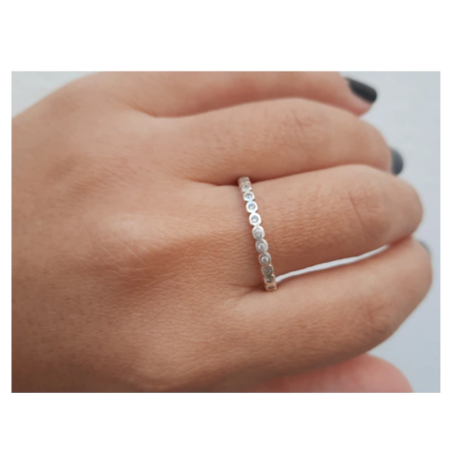 Anillo de plata circular piedra