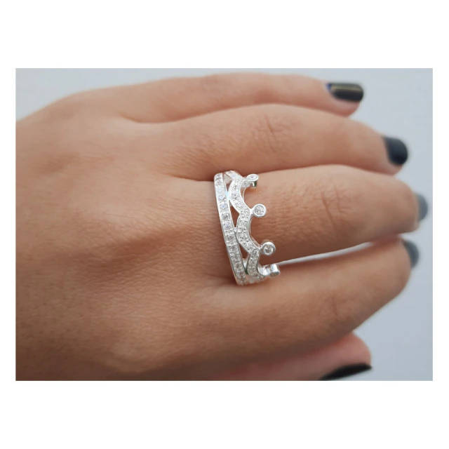 Anillo de plata y piedra corona