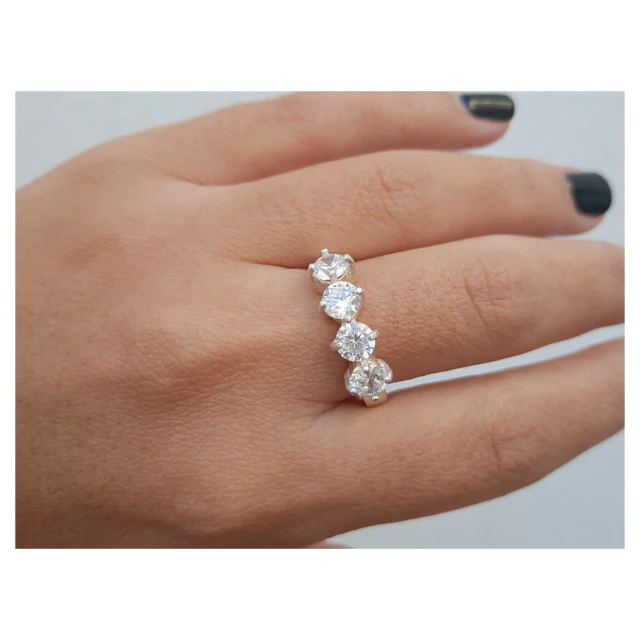 Anillo de plata y piedra