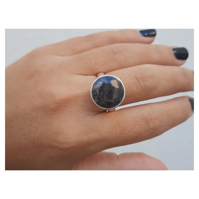 Anillo de plata y piedra natural en bruto