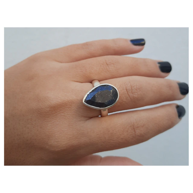 Anillo de plata y piedra natural en bruto