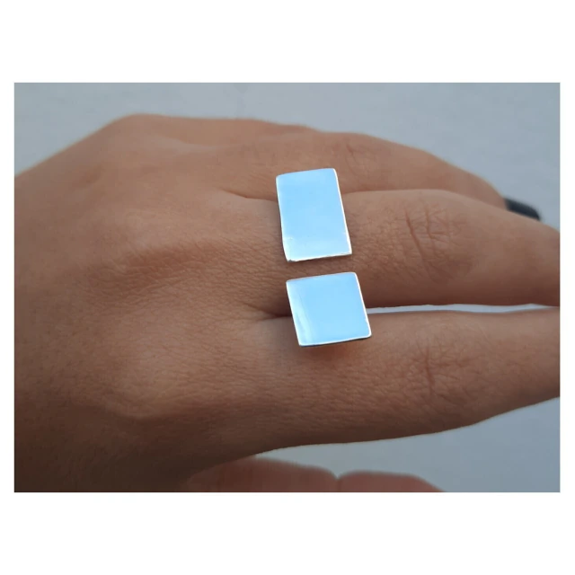 Anillo de plata moderno