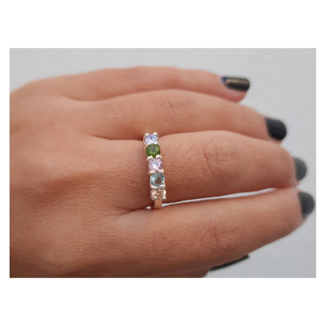 Anillo de plata y piedra multicolor