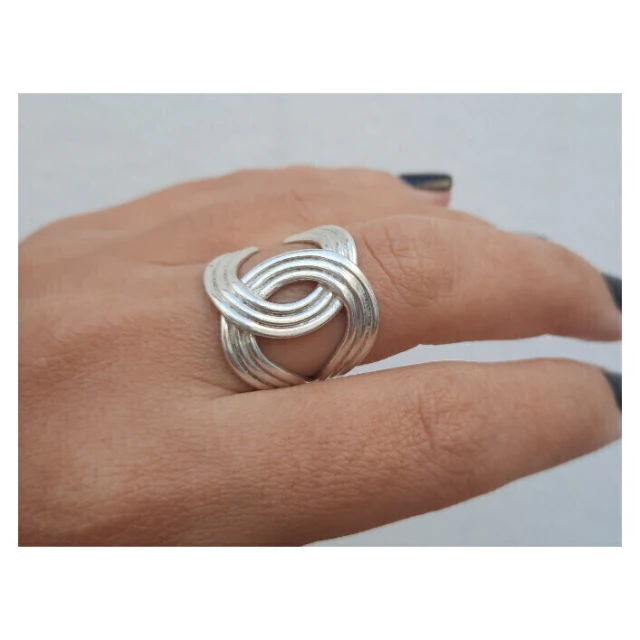 Anillo de plata entrelazado