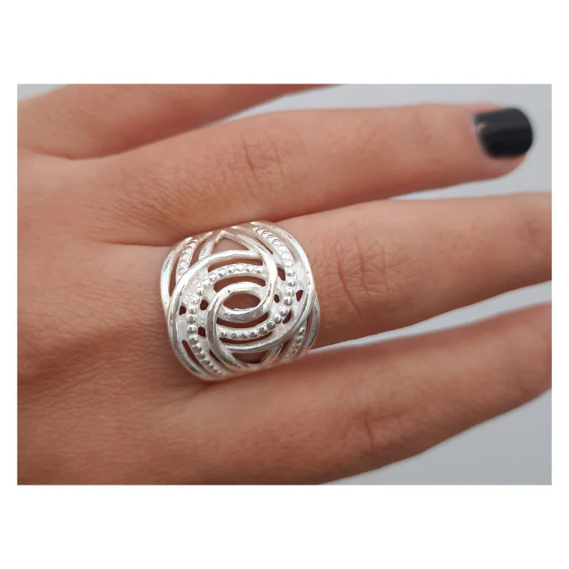 Anillo de plata entrelazado