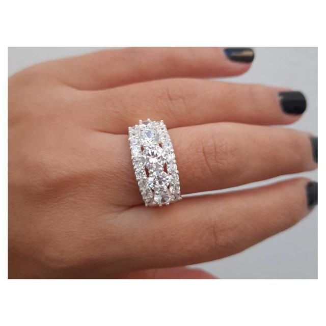 Anillo de plata diseño triple piedra