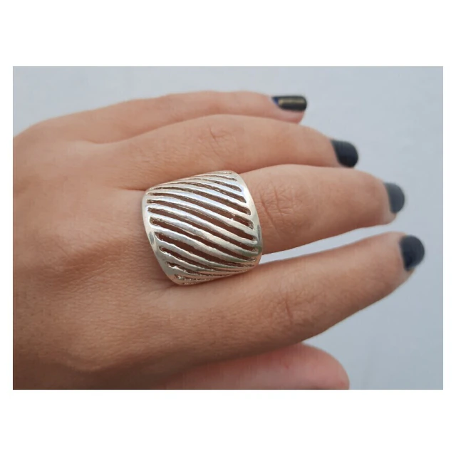 Anillo de plata ancho calado