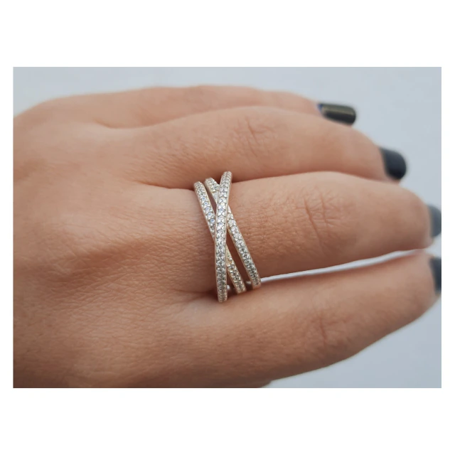 Anillo de plata entrelazado piedra