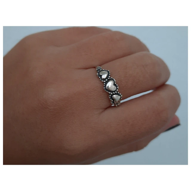 Anillo de plata minimalista tres corazones