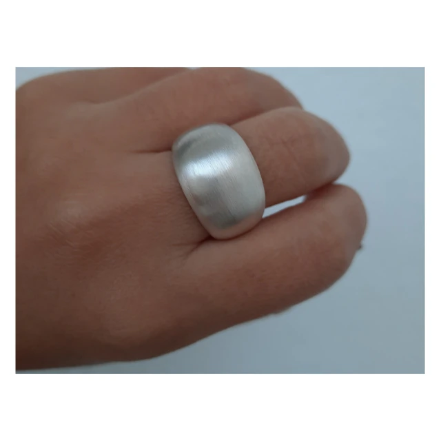Anillo de plata texturizado bombé