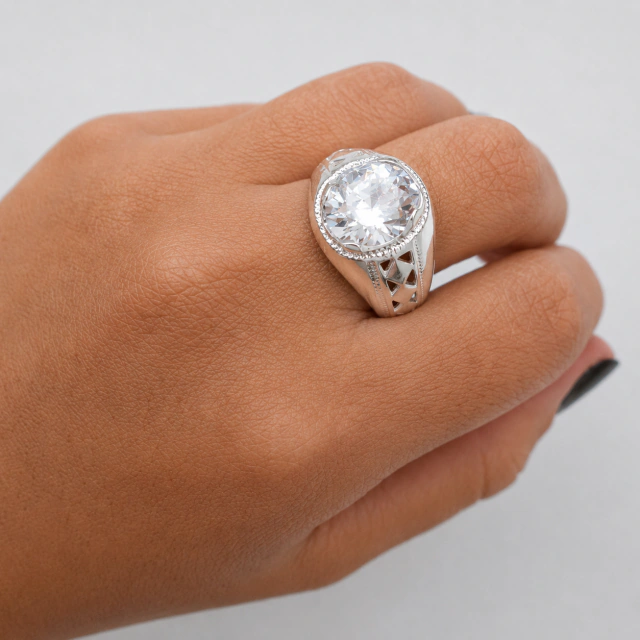 Anillo de plata y piedra central