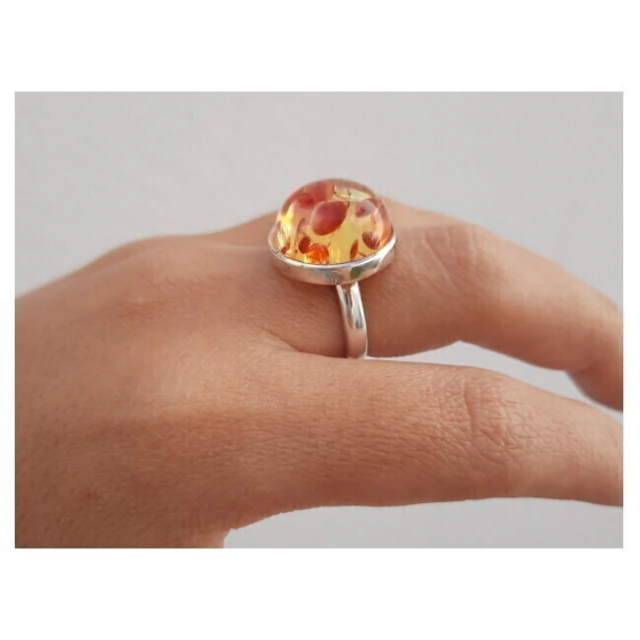 Anillo de plata y acrílico con textura