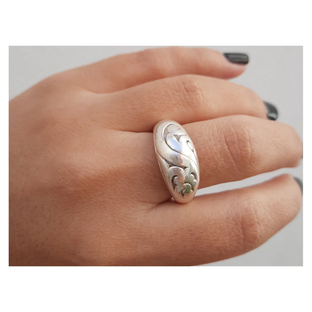 Anillo de plata inflada bombé y textura