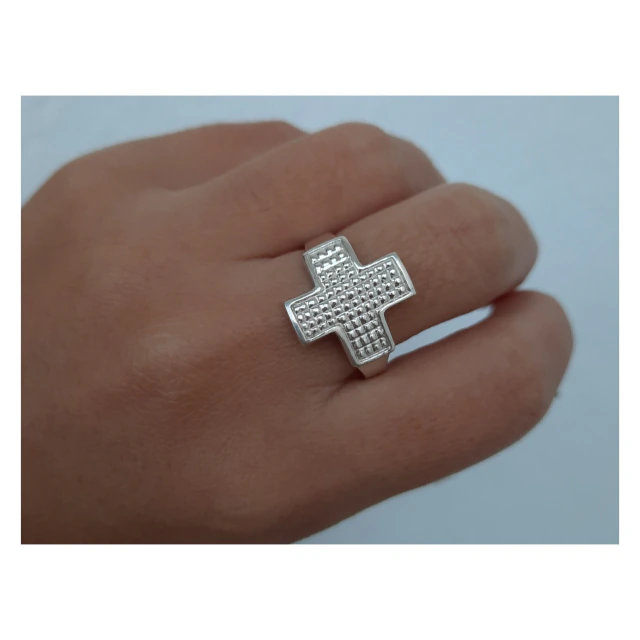 Anillo de plata cruz del equilibrio textura