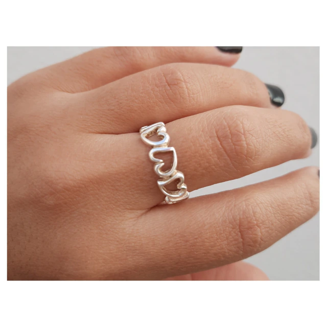 Anillo de plata cinta con corazones