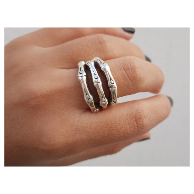 Anillo de plata inflada triple con textura