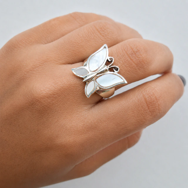 Anillo de plata y nácar mariposa