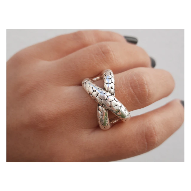 Anillo de plata inflada entrelazado textura