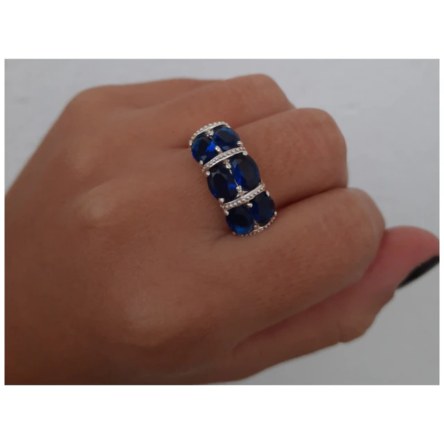 Anillo de plata y piedra