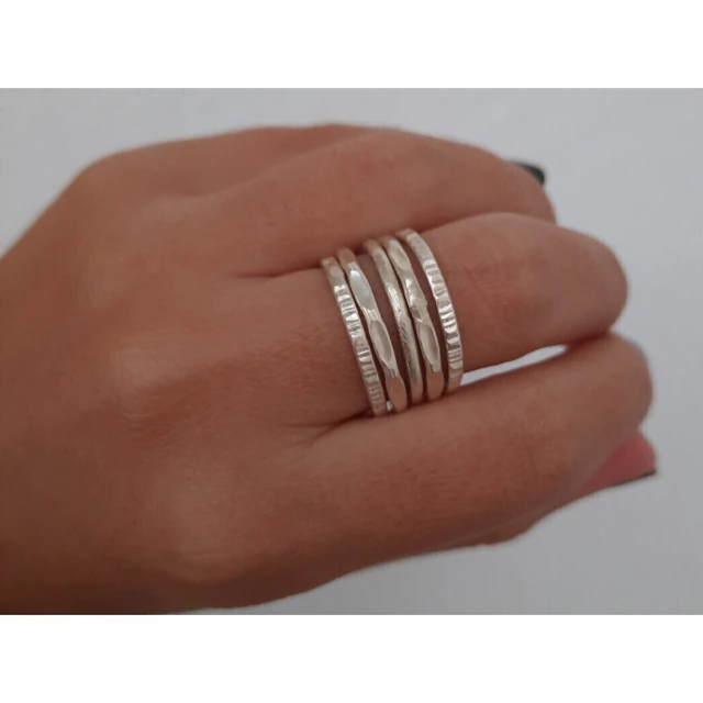 Anillo de plata minimalista con movimiento