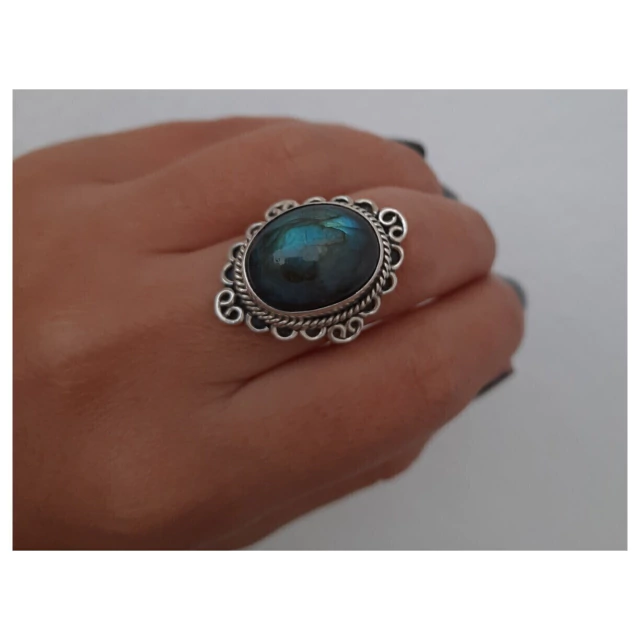 Anillo de plata y piedra natural labradorita