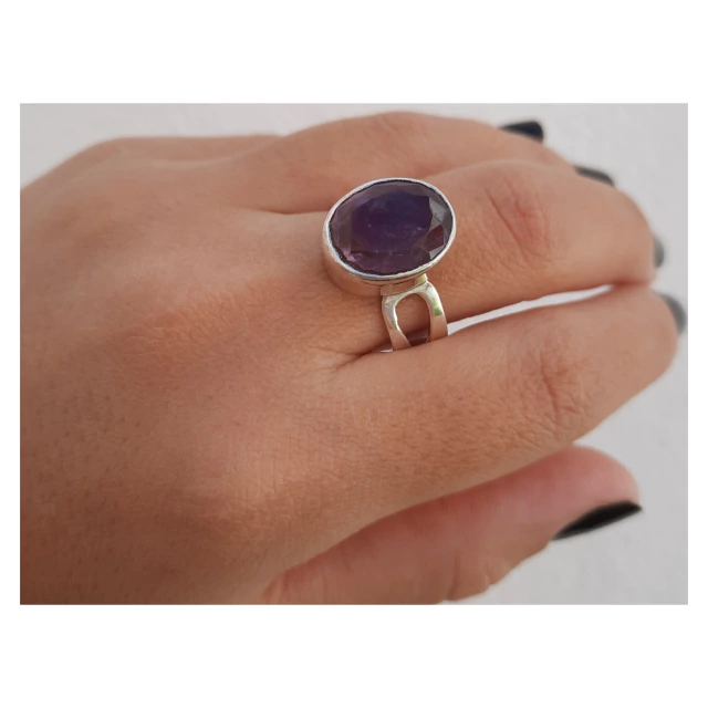 Anillo de plata y piedra