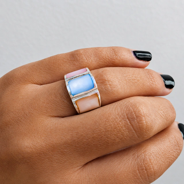 Anillo de plata y nácar tricolor