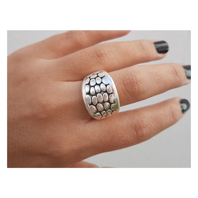 Anillo de plata inflada textura circular