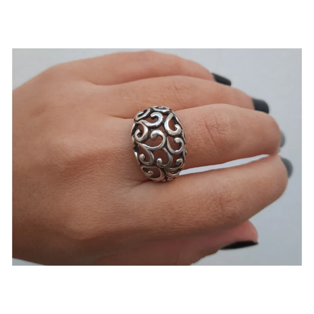 Anillo de plata calado bombé
