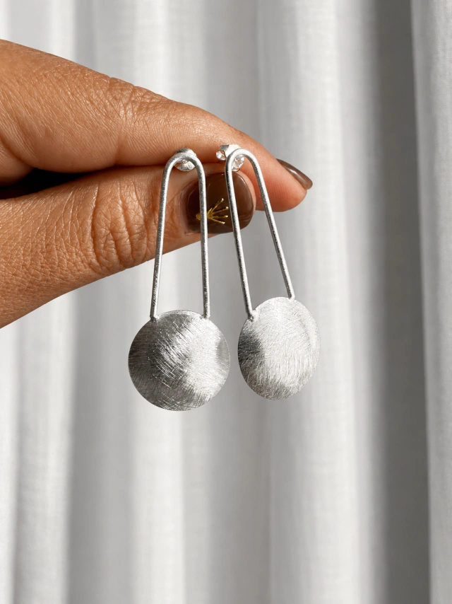 Aros de plata rígidos con circulo labrado
