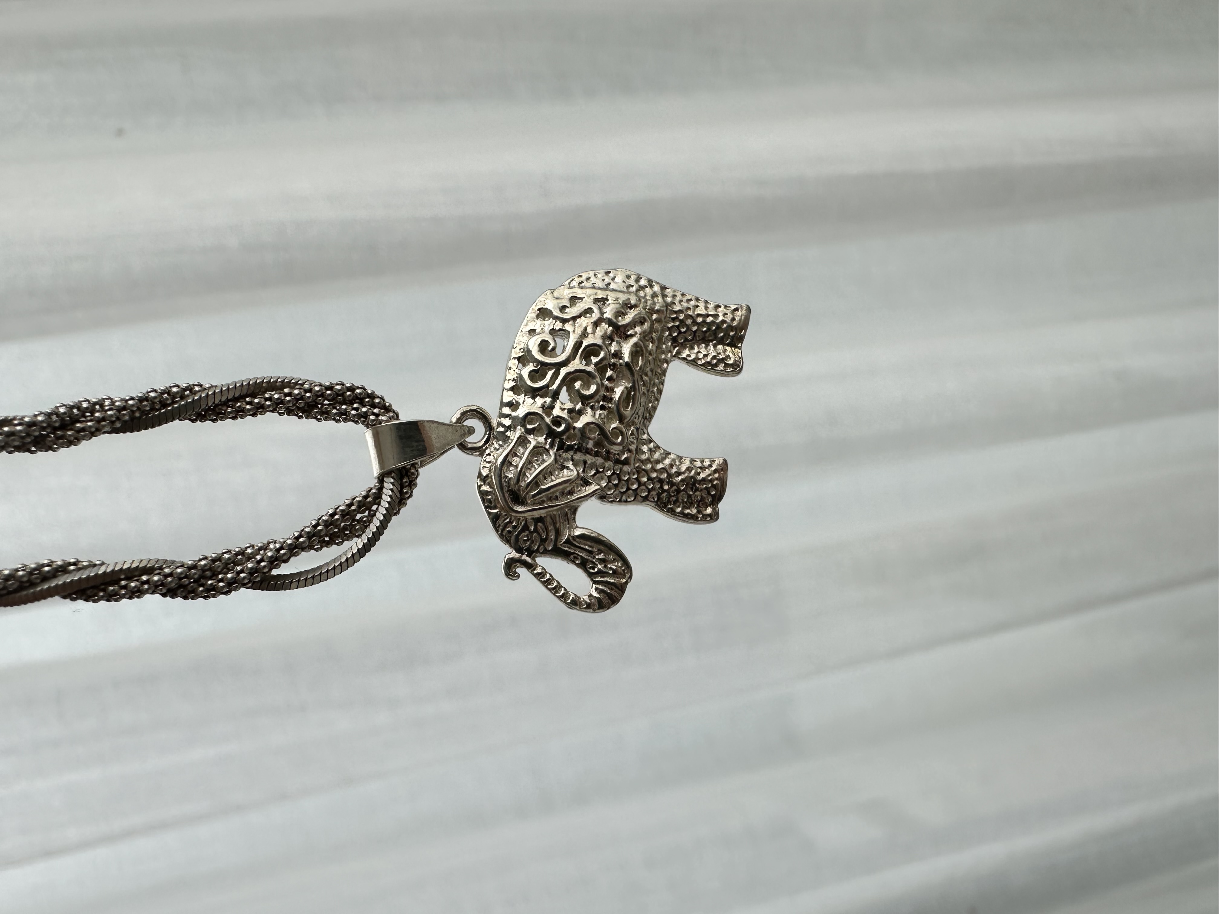 Dije de plata elefante con textura