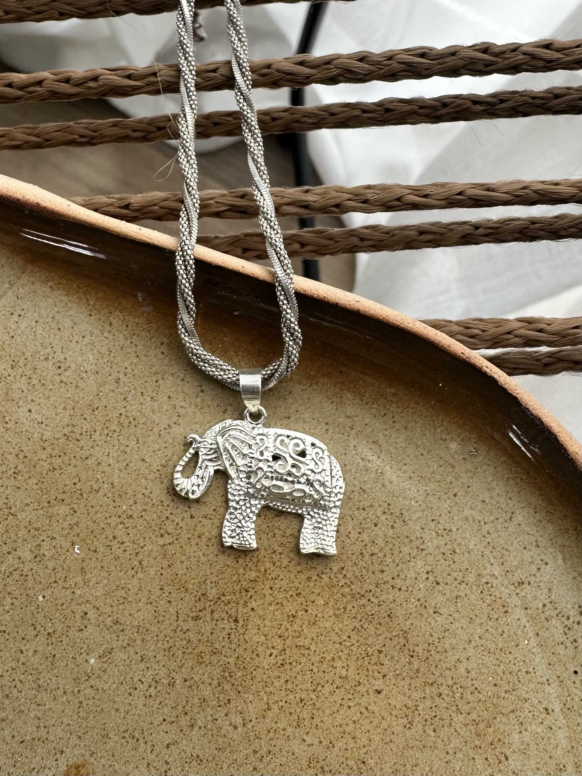 Dije de plata elefante con textura — foto 2