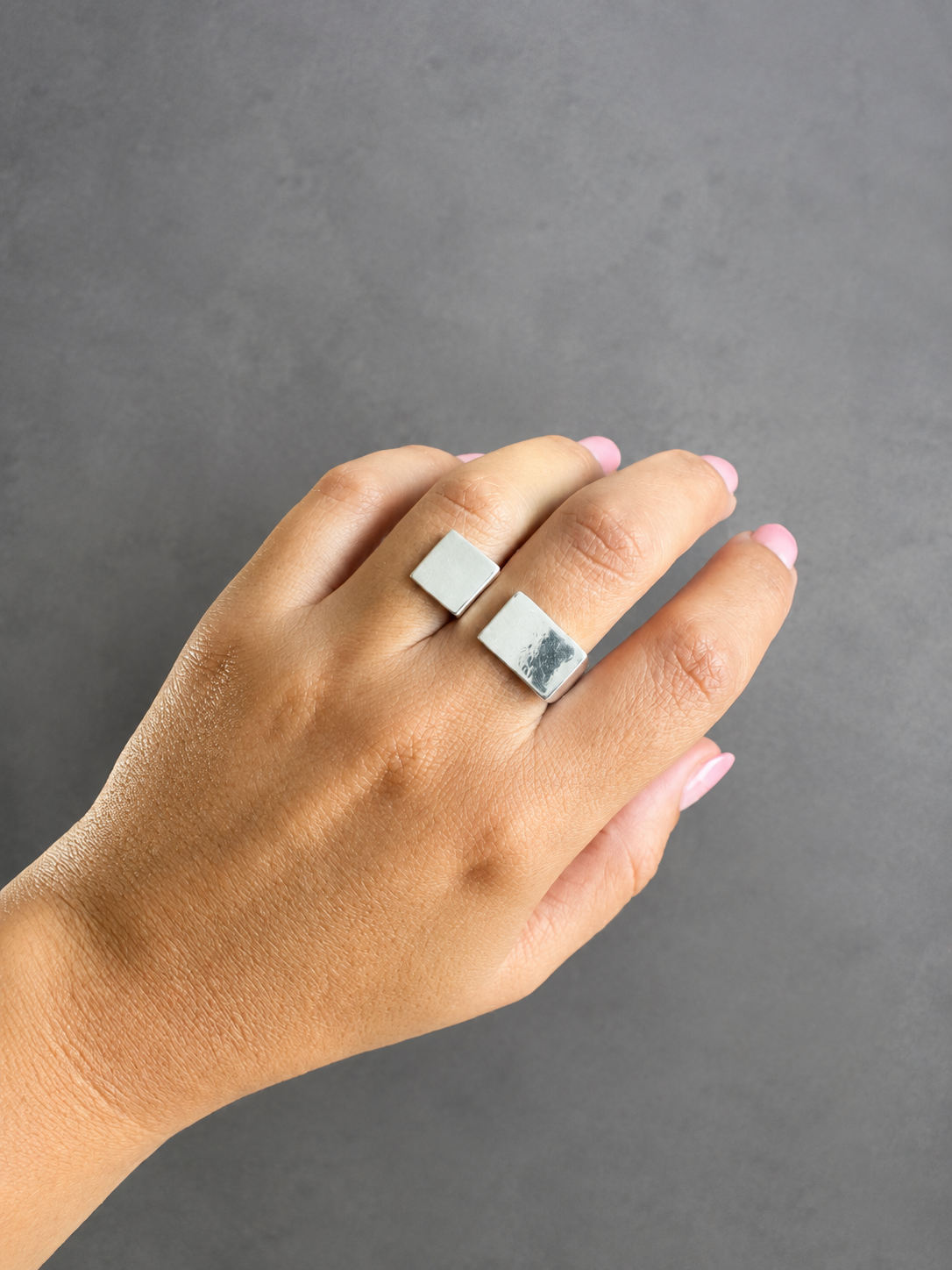 Anillo de plata moderno