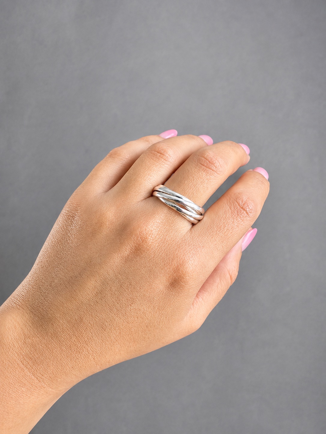 Anillo de plata entrelazado