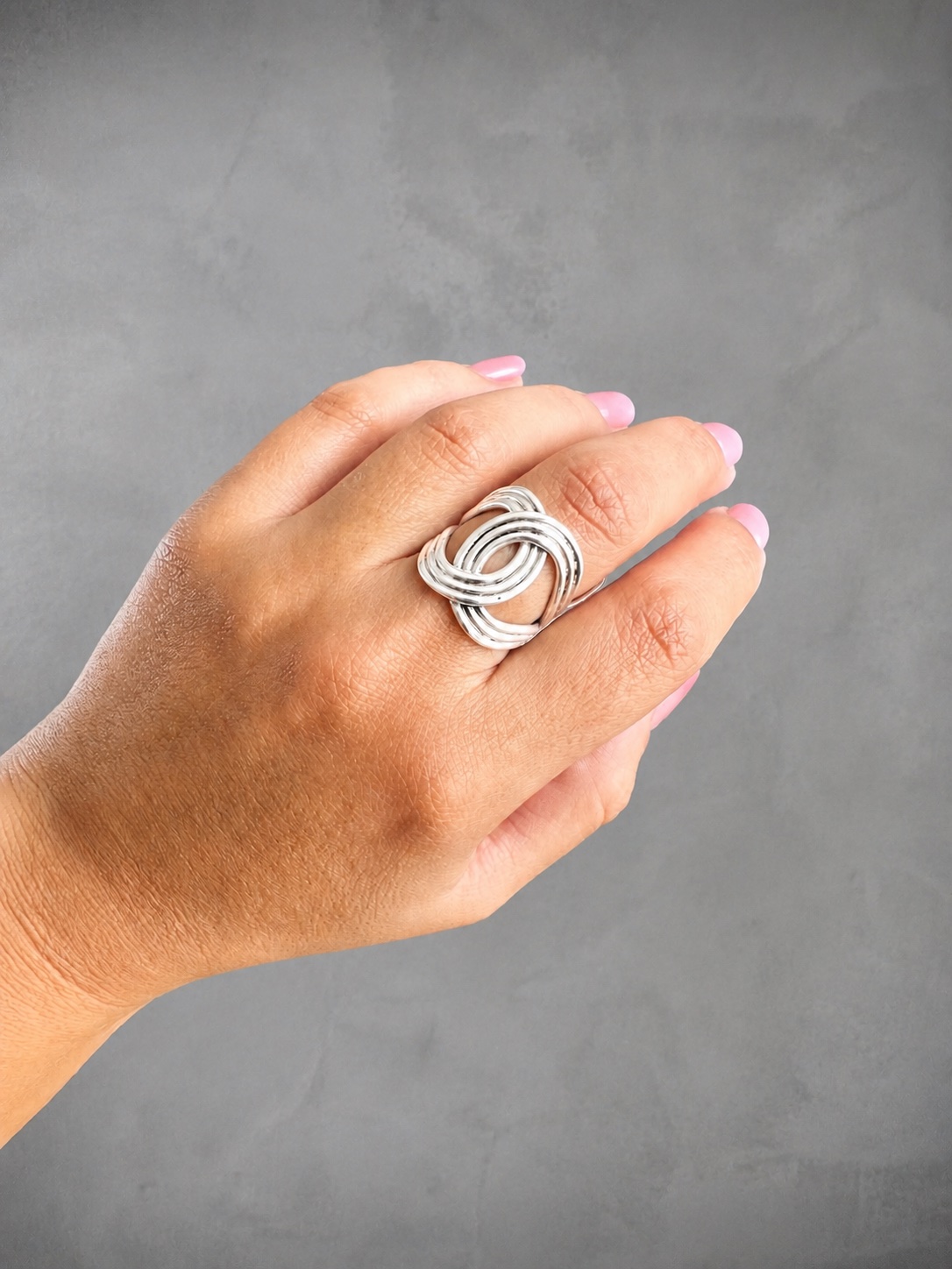 Anillo de plata entrelazado