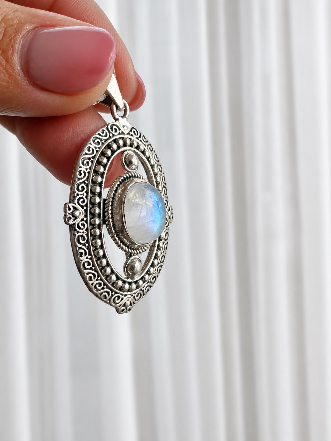 Dije de plata y piedra natural de la luna