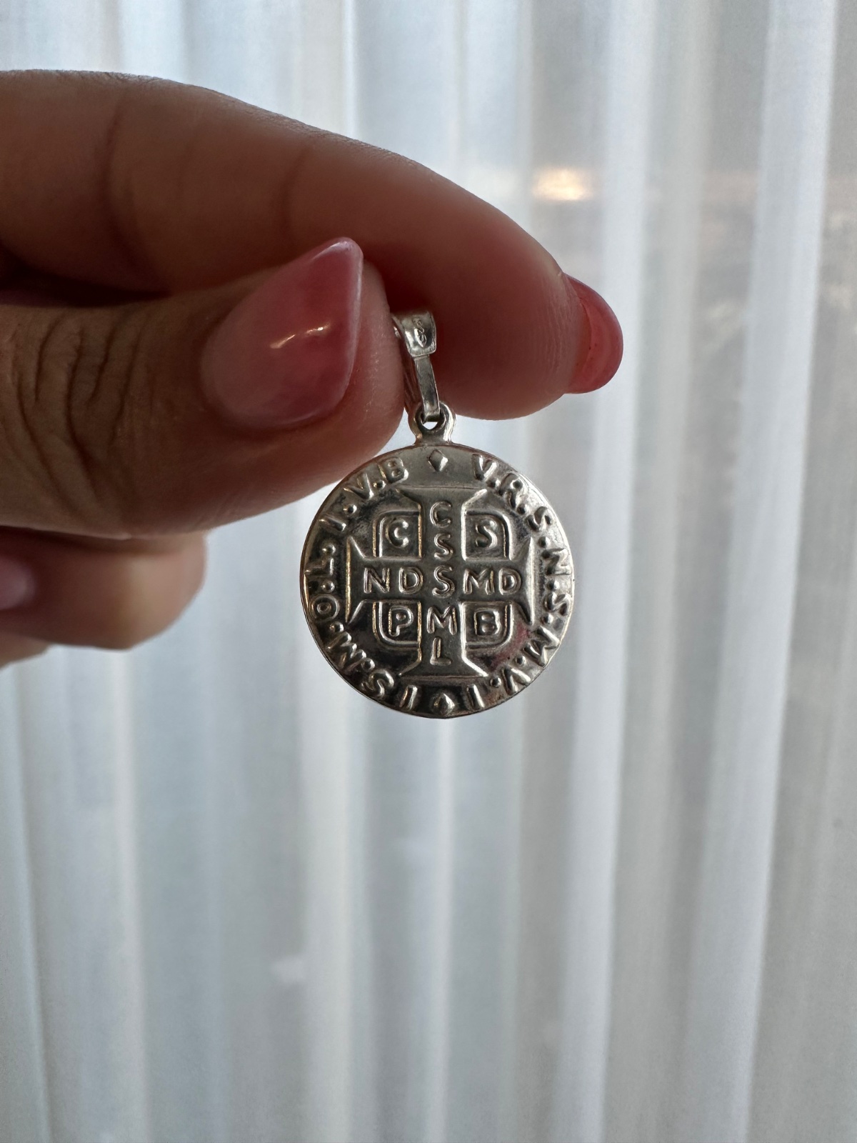 Dije de plata San Benito