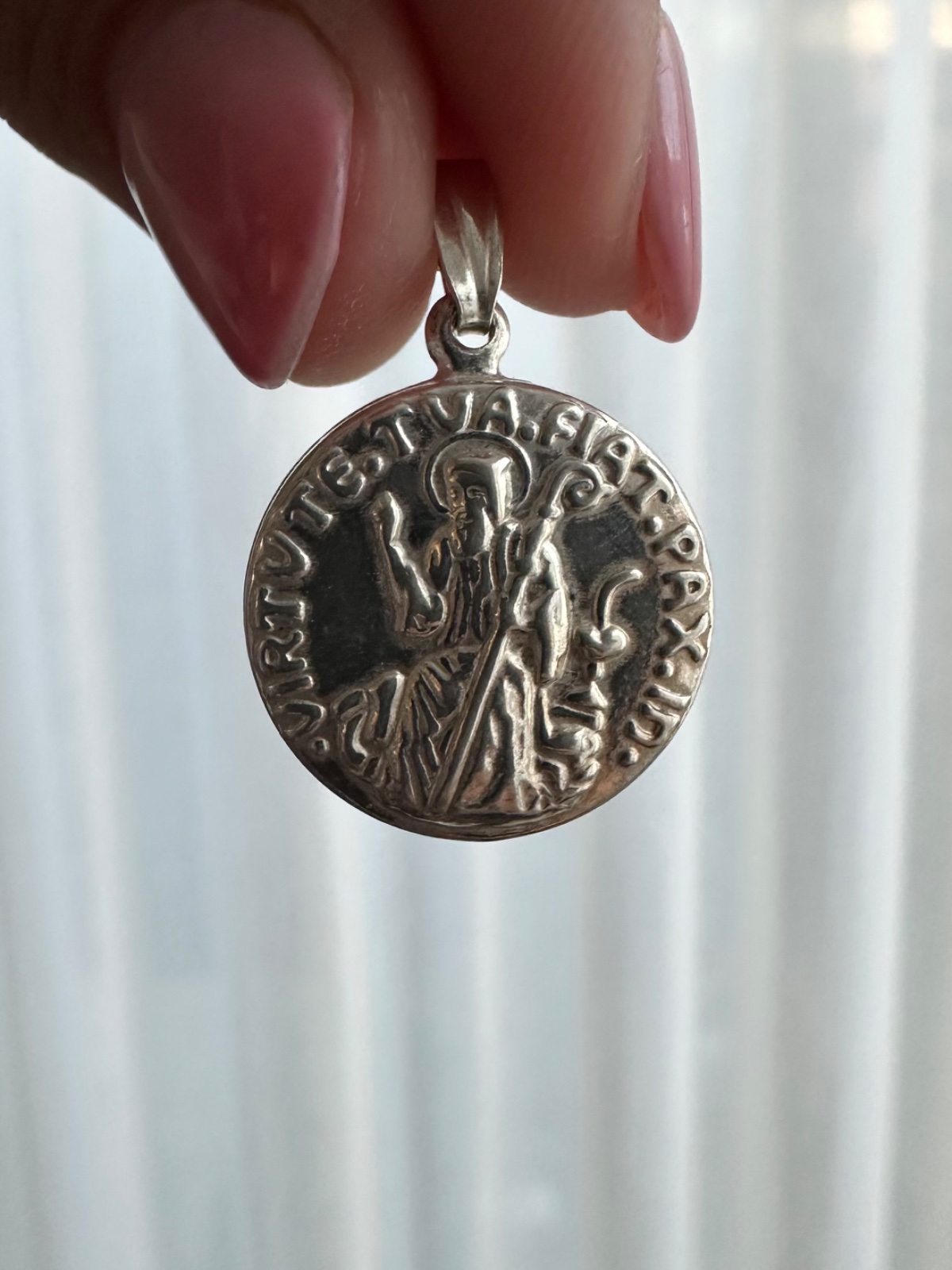 Dije de plata San Benito — foto 2